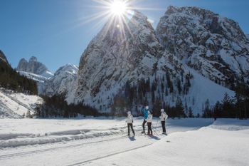Eine 21,5 km lange Runde führt von Toblach zum Aussichtspunkt Drei-Zinnen-Blick.