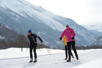 Die Strecken werden sowohl für den klassischen Langlauf als auch zum Skating gespurt.