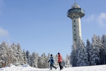 Die Hochheideloipe führt am Hochheide-Turm auf dem Ettelsberg vorbei.