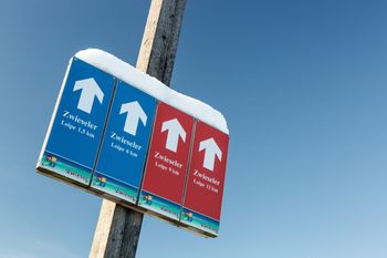 Je nach Schwierigkeitsgrad sind die Loipen blau oder rot markiert.