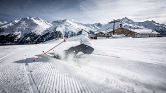 Richtiges Carven will gelernt sein. Wir erklären dir, wie es am besten gelingt.