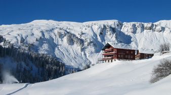 Working in a snowy paradise: There are still plenty of seasonal jobs available in the ski resorts right now, including in hotels like this one in Damüls.