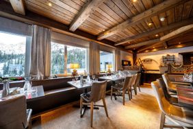 Der Arosa Alpine Club bietet Komfort und Abenteuer in den Schweizer Alpen.