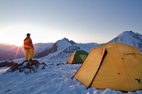 Im Salewa Base Camp übernachtet man auf 2300 Metern in Zelten.