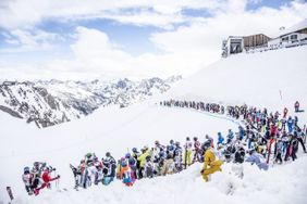 555 Wintersportler zeigen ihr Können beim Weissen Rausch in St. Anton am Arlberg.