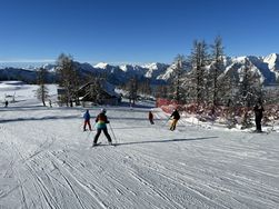 In Skigebieten ist man selten alleine unterwegs. Die FIS-Regeln helfen dabei Unfälle zu vermeiden.