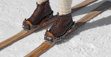 Die Anfänge des Skisports liegen Jahrtausende zurück. Einfache Holzbretter dienten einst der Fortbewegung im Schnee.