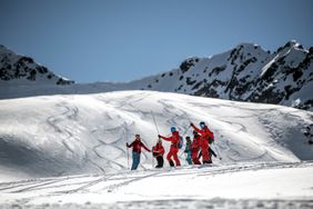 Beim Freeride Testival führen dich Profis durch den Tiefschnee.