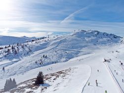 Wunderbarer Blick von der Bergstation der Jochtalbahn auf den Hinterberg.