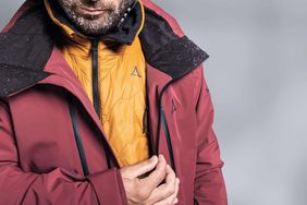 Bevor die Winterjacke eingelagert wird, gilt es einige Dinge zu beachten.