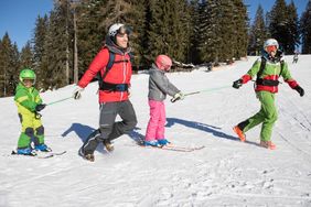 Spaß steht beim Skifahren mit Kindern an oberster Stelle.