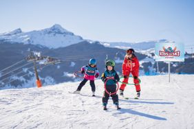 Die Initiative „Kids on Ski“ bringt Kinder auf die Skipiste.