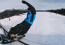 Bewegungsfreiheit, Atmungsaktivität und Style – das ist die FWC'Play Asymmetric Snow Jacket von O'Neill.