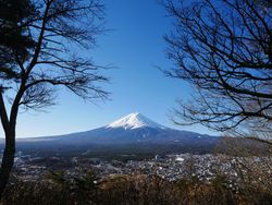 Das höchste Berg und das Wahrzeichen des Landes: der Vulkan Fuji. Du siehst ihn gut während deiner Fahrt von Tokio in die Skigebiete um Nagano.