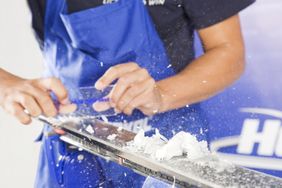 Das überschüssige Wachs wird mit der Kunststoff-Abziehklinge entfernt.