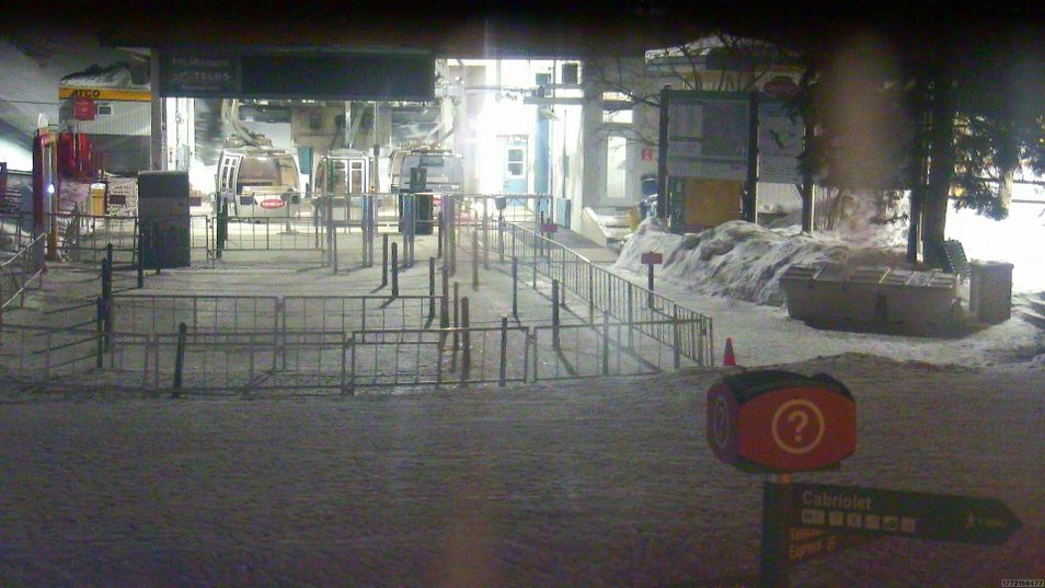 Webcam located at: Tremblant: South Base Express Gondola