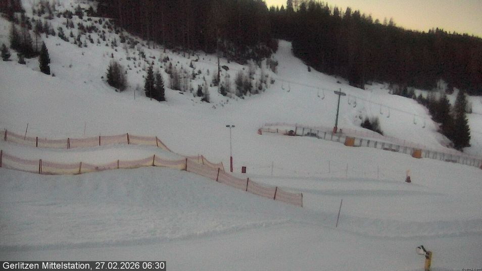 Webcam located at: Umbrella bar and sun arena Kanzelhöhe