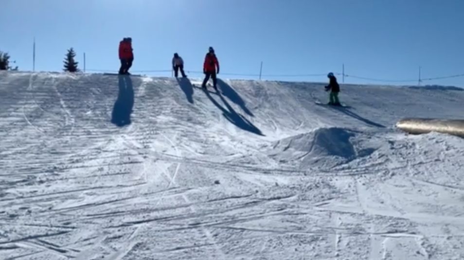 Webcam located at: View of the slopes at Winter Hill / Calgary