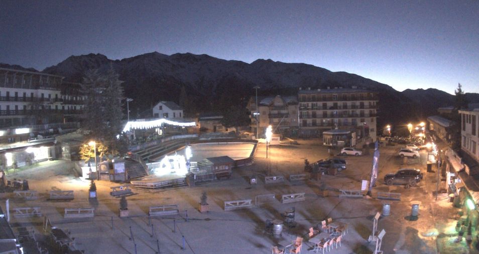 Webcam located at: Alpes Maritimes - Place d'Auron