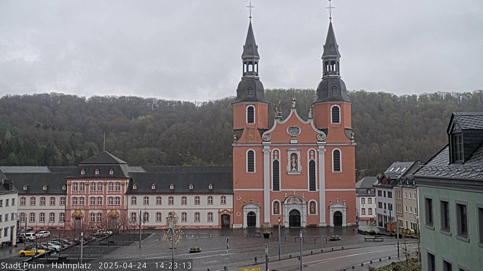 Webcam mit dem Standort: Blick auf den Hahnplatz in Prüm mit der Basilika und der Abtei