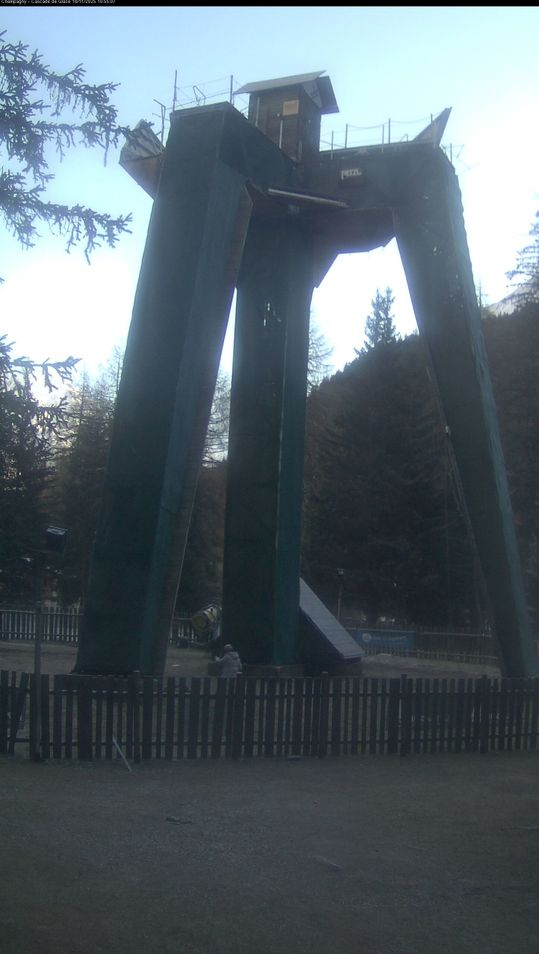 Webcam located at: Le Haut - Tour de Glace