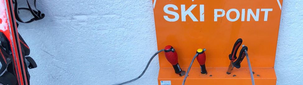 Tools for adjusting the ski binding are located at the bottom station.