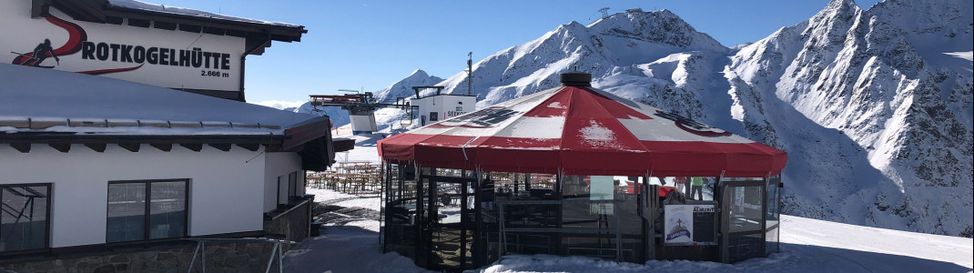 The Rotkogelhütte with its umbrella bar is ideal to end the ski day in the sun.